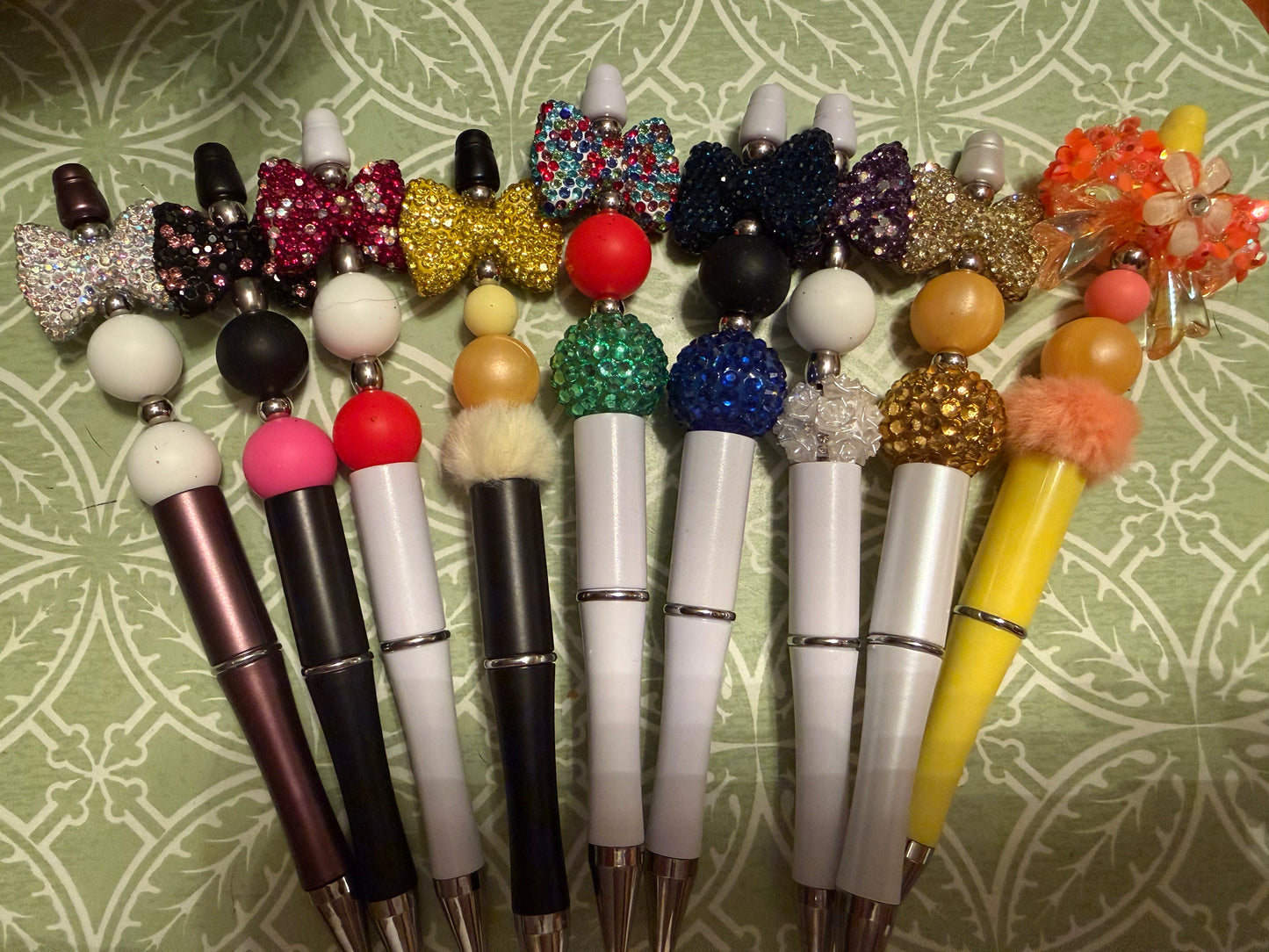Fancy bow pens